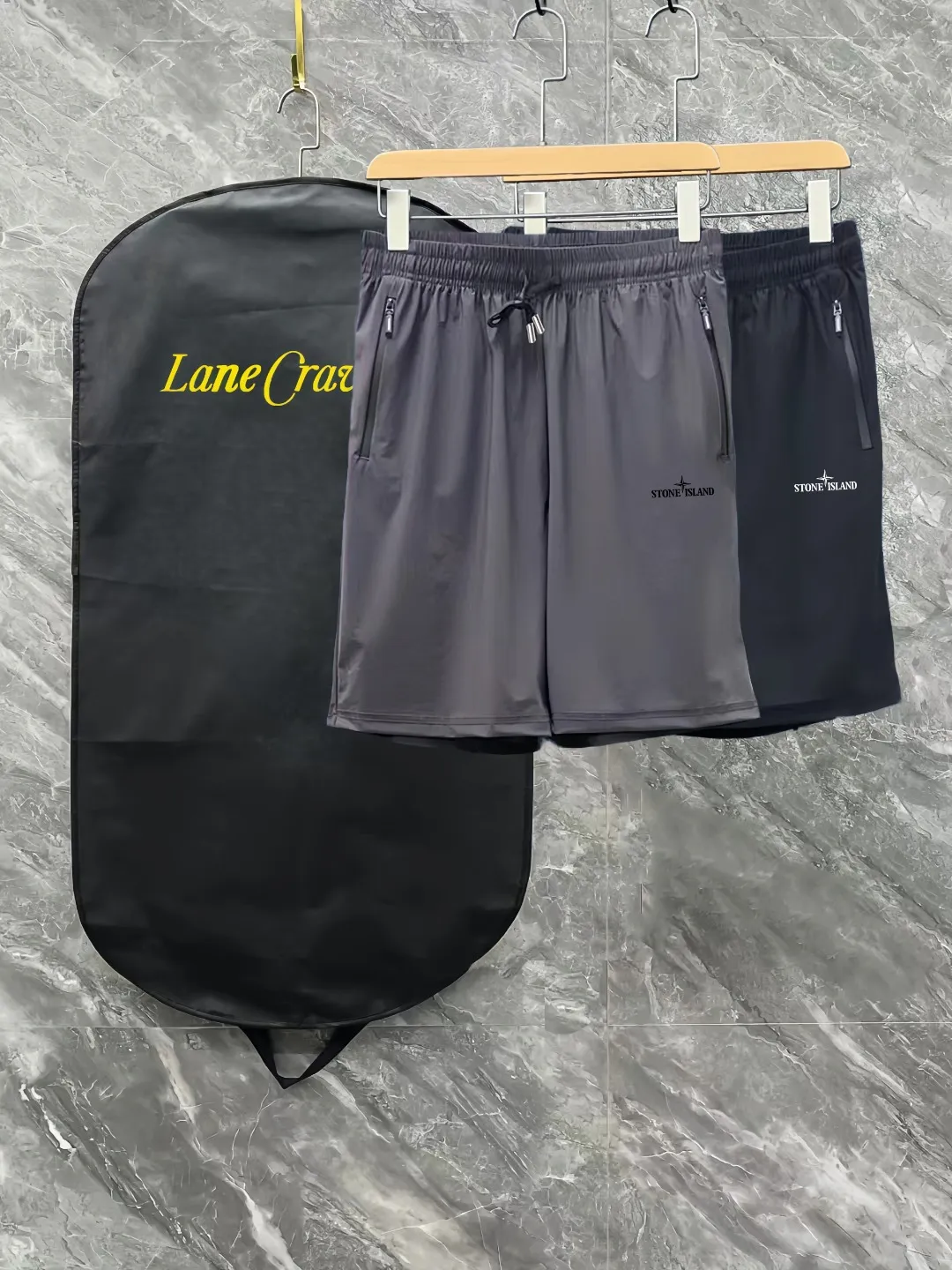 P170 Stone Island Shorts are a new generation of ice silk elastic thin shorts for summer! Products from a trading company! The best thin elastic fabric, smooth to the touch, quick-drying, perspiration-wicking, light and breathable, and also anti-wrinkle, highly elastic and non-deformable. Very comfortable in the hot summer! Simple and elegant! Ordered from a major factory, both fabrics and workmanship details are absolutely top-notch, with three-dimensional tailoring and a slimmer upper body. In the hot and long summer, it is strongly recommended to carry two pairs, a must-have! Color: Black Dark Gray Size: S-XL